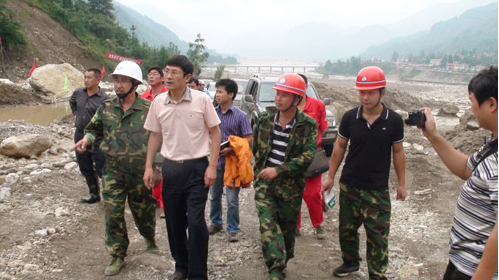 四川省国土资源厅副厅长徐志文（中）到四川省蜀通建设集团施工现场视察